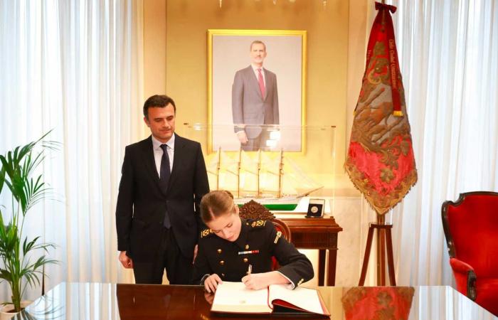 La princesa Leonor y sus 75 compañeros rezan en Cádiz antes de zarpar