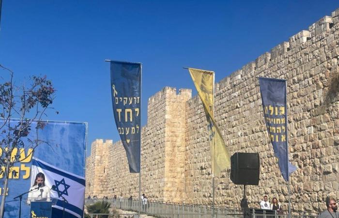 Manifestación en apoyo de los rehenes en la Puerta de Jaffa para conmemorar el ayuno