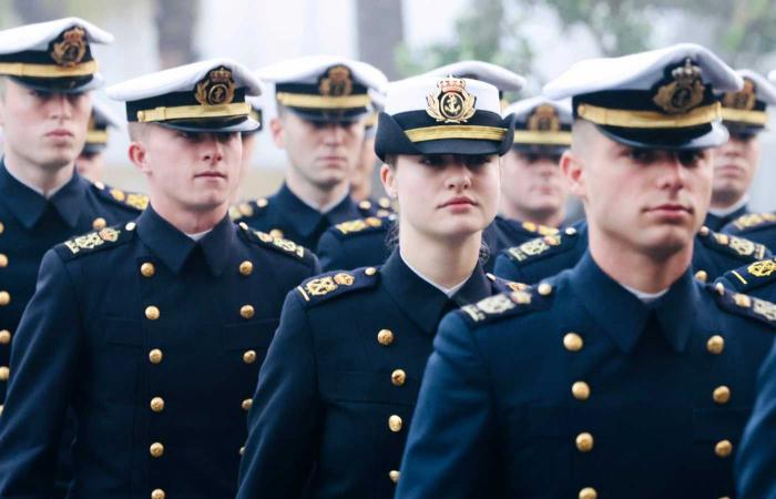 La princesa Leonor y sus 75 compañeros rezan en Cádiz antes de zarpar