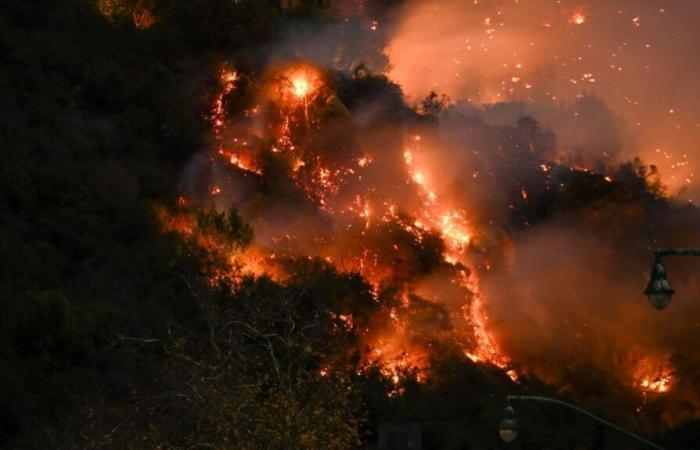 Más de 180.000 personas fueron evacuadas a medida que avanzaban las llamas.