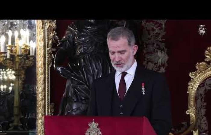 La reina Letizia luce zafiros para acompañar al rey Felipe a la recepción en honor del cuerpo diplomático