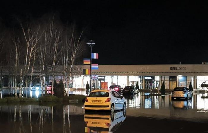 En Talange, el agua invade los aparcamientos de la zona comercial