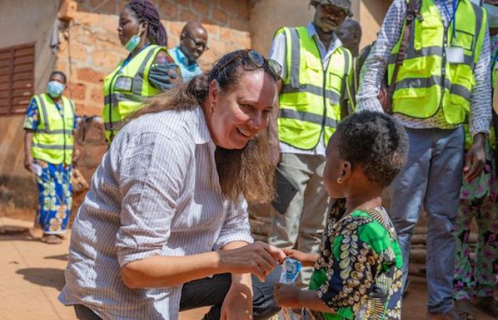 “Nuestro trabajo no se limita a entregar vacunas; debemos asegurarnos de que lleguen a todos los niños” (Dra. Colette Selman, GAVI)