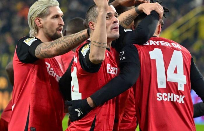 Fútbol: Leverkusen gana al Dortmund y presiona al Bayern