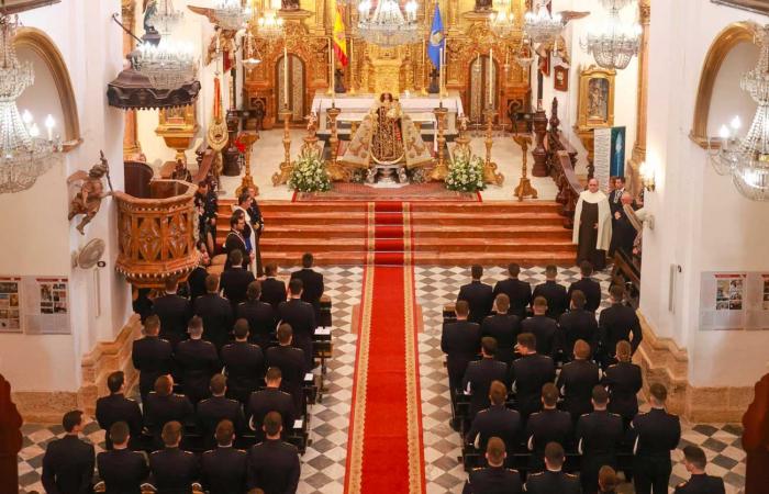 La princesa Leonor y sus 75 compañeros rezan en Cádiz antes de zarpar