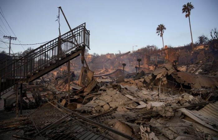 Los Ángeles | Los incendios siguen incontrolados, pero el viento amaina