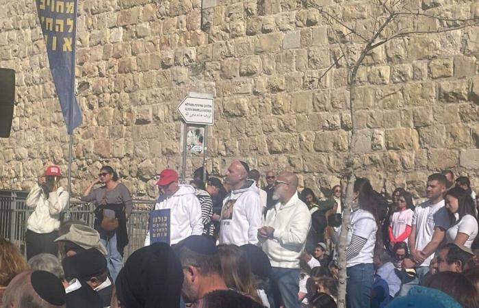 Manifestación en apoyo de los rehenes en la Puerta de Jaffa para conmemorar el ayuno