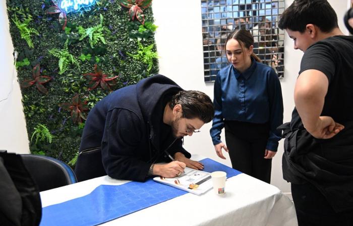 LE CREUSOT: Radiante, la actriz Rayane Bensetti hizo brillar los ojos de sus fans, en la Maison du Soin