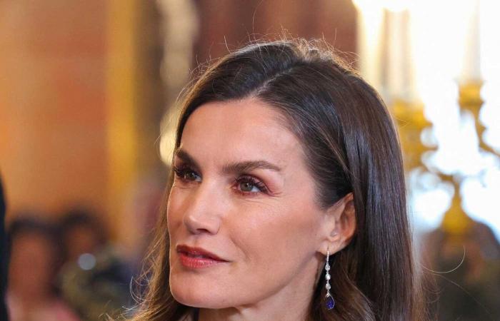 La reina Letizia luce zafiros para acompañar al rey Felipe a la recepción en honor del cuerpo diplomático