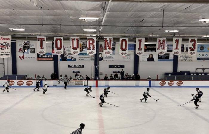 Saint-Bruno: un partido amistoso de hockey en el estadio