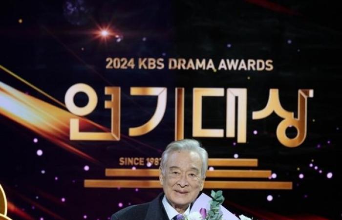 Nada sobresaliente: Lee Soon-jae gana el premio en los 2024 KBS Drama Awards