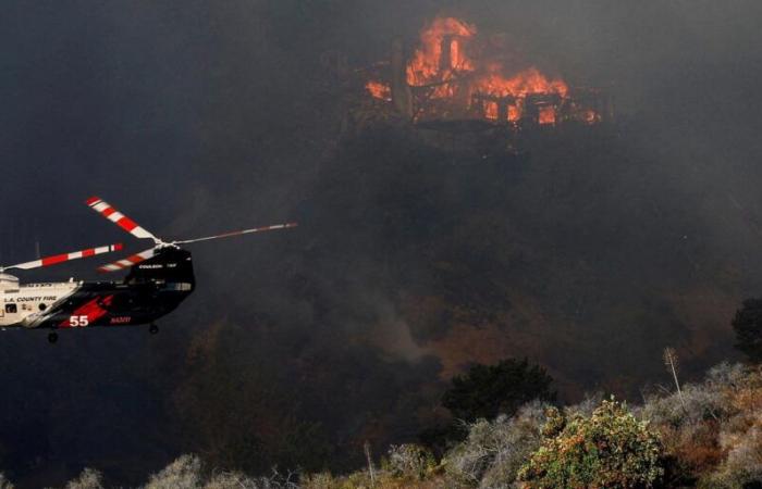 Los bomberos siguen combatiendo las llamas por temor a que vuelvan los fuertes vientos.