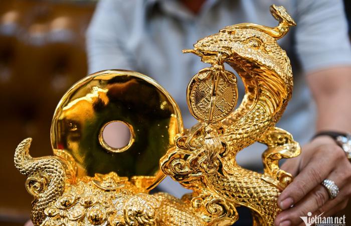 La mascota serpiente bañada en oro cuesta decenas de millones de dong para celebrar el Tet