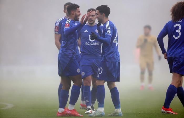 Ruud van Nistelrooy explica la decisión mientras el Leicester City desafía la norma de la Premier League