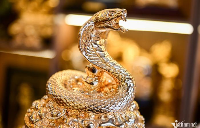 La mascota serpiente bañada en oro cuesta decenas de millones de dong para celebrar el Tet