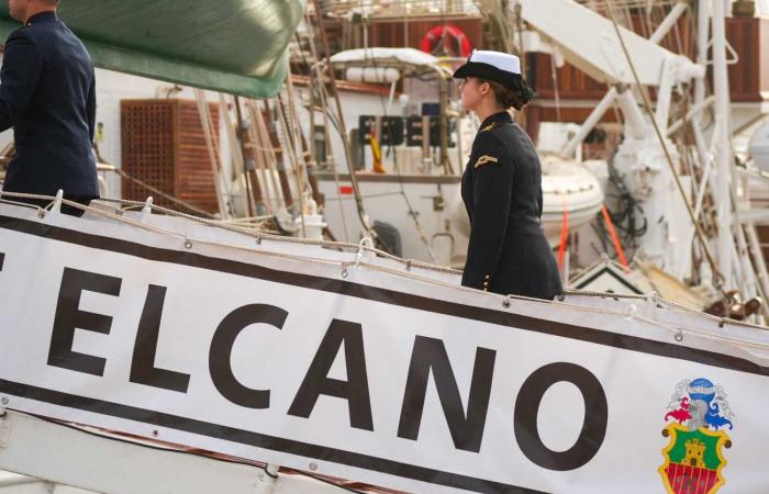 Los Reyes Felipe y Letizia despiden conmovedoramente a la Princesa Leonor, que se embarca durante cinco meses en el mar