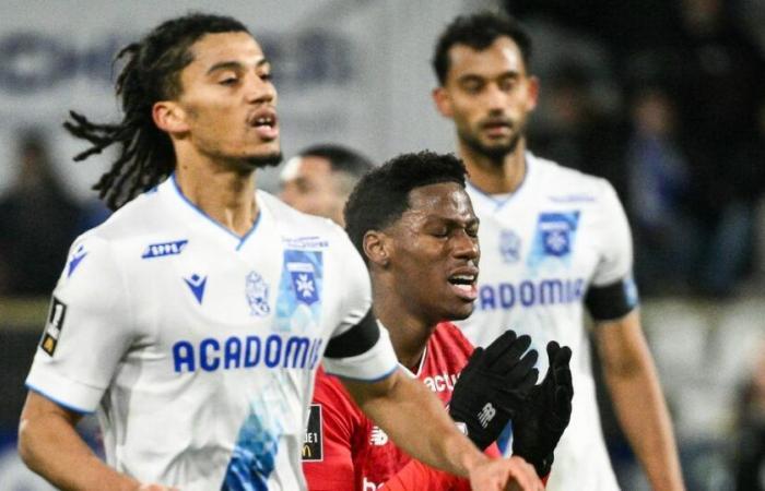 En superioridad numérica, Lille tropieza con Auxerre y pierde la oportunidad de subir al podio