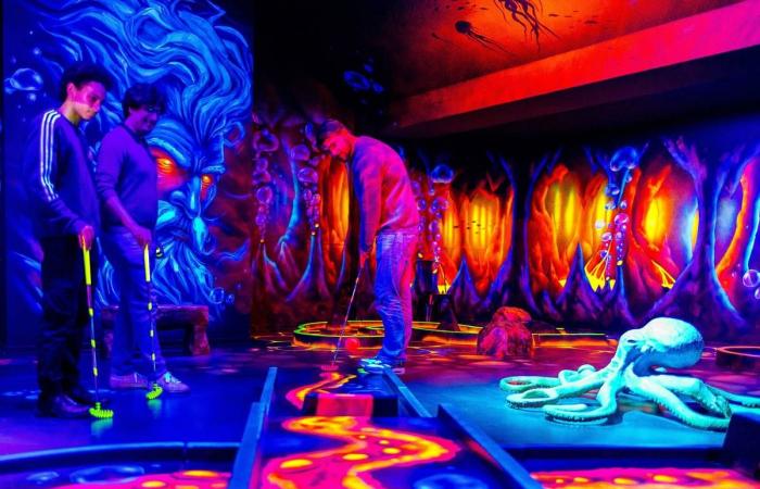 Un campo de minigolf fluorescente llega a la capital