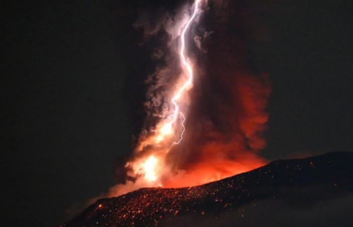 Erupción del monte Ibu en Indonesia