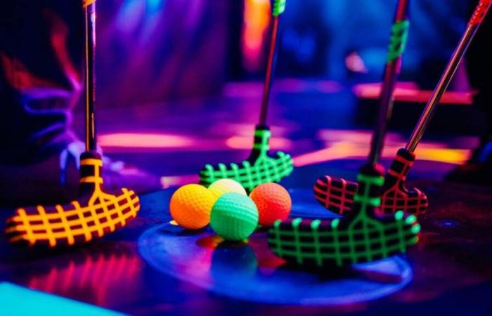 Un campo de minigolf fluorescente llega a la capital