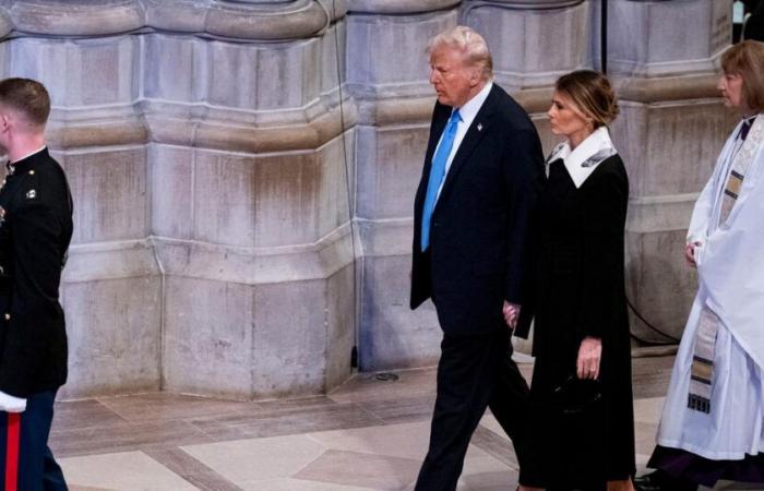 Con abrigo de Valentino y cuello blanco XXL, Melania Trump llega de la mano de Donald Trump al funeral de Jimmy Carter