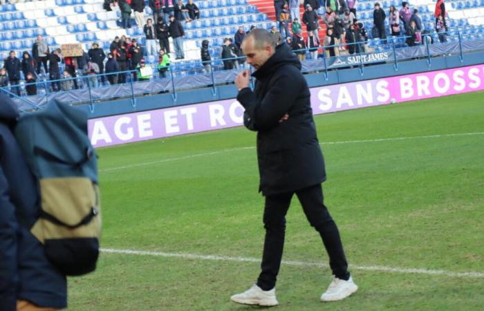 SM Caen. Tras la derrota ante el Grenoble, la división entre el público es total