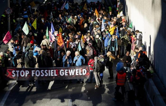 Cientos de manifestantes climáticos arrestados en La Haya