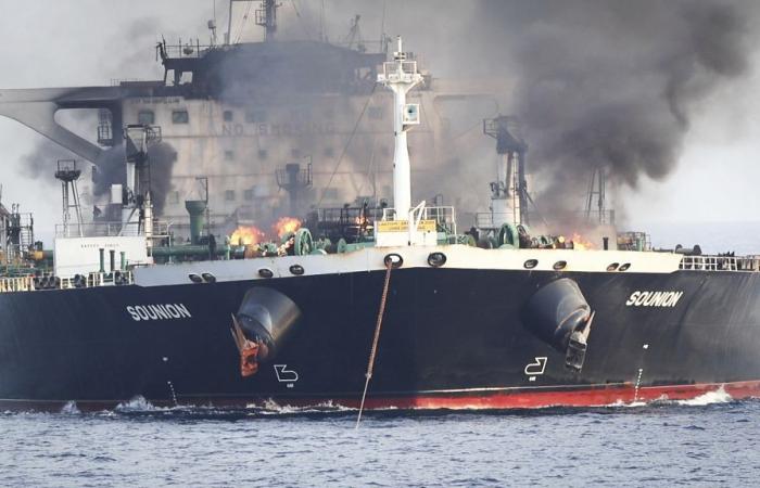 El petrolero atacado por los rebeldes hutíes de Yemen e incendiado en el Mar Rojo está fuera de peligro