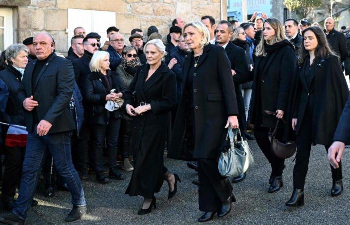 200 personas en la iglesia de Trinité-sur-Mer, su ciudad natal