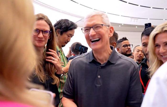 A pesar de un pequeño salario base, Tim Cook ganó 74,6 millones en 2024