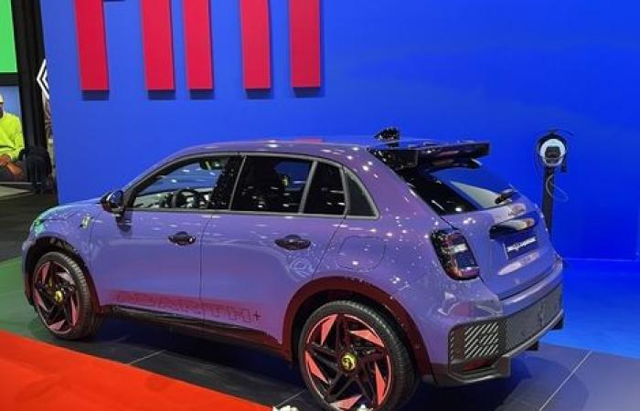 El Abarth 600e en directo desde el Salón del Automóvil de Bruselas