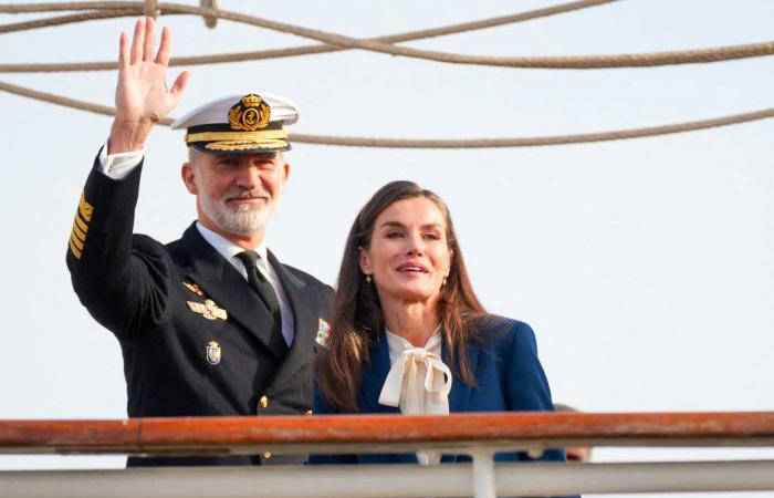 Los Reyes Felipe y Letizia despiden conmovedoramente a la Princesa Leonor, que se embarca durante cinco meses en el mar