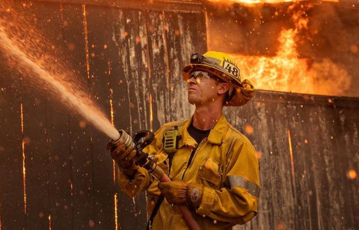 La jefa del Departamento de Bomberos de Los Ángeles, Kristin Crowley, dice que la ciudad falló a los residentes