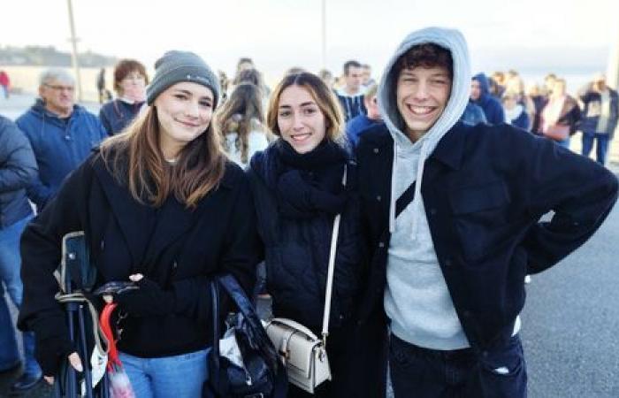 “Llegué a las 8 de la mañana”, los fans de Charles muy temprano en el dúplex Star Academy en Pléneuf-Val-André [Vidéo]