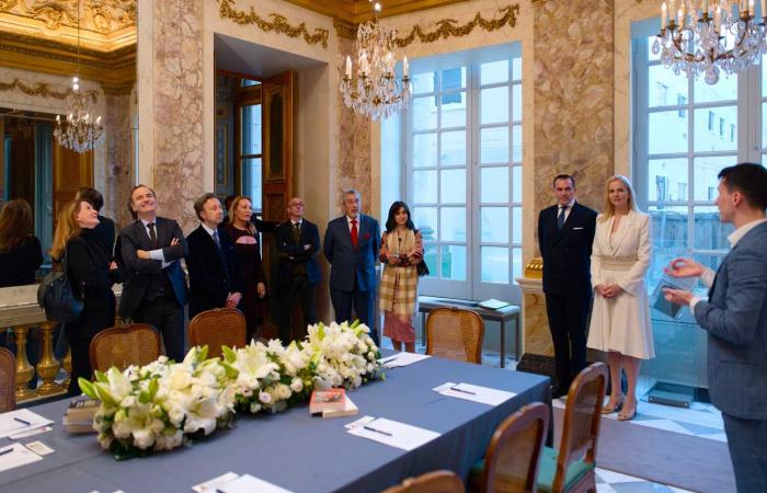 El príncipe Carlos Felipe de Orleans y el jurado del premio Hugo Capeto premian a Laurent Allez