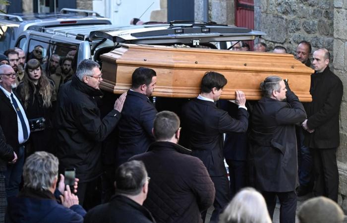 200 personas en la iglesia de Trinité-sur-Mer, su ciudad natal