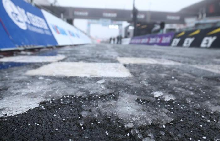 Entonces que no cunda el pánico: el inicio del campeonato femenino de ciclocross se ha retrasado una hora debido a las manchas de hielo en el circuito