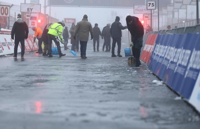 Entonces que no cunda el pánico: el inicio del campeonato femenino de ciclocross se ha retrasado una hora debido a las manchas de hielo en el circuito