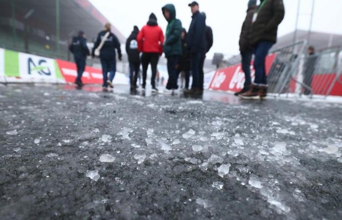 Entonces que no cunda el pánico: el inicio del campeonato femenino de ciclocross se ha retrasado una hora debido a las manchas de hielo en el circuito