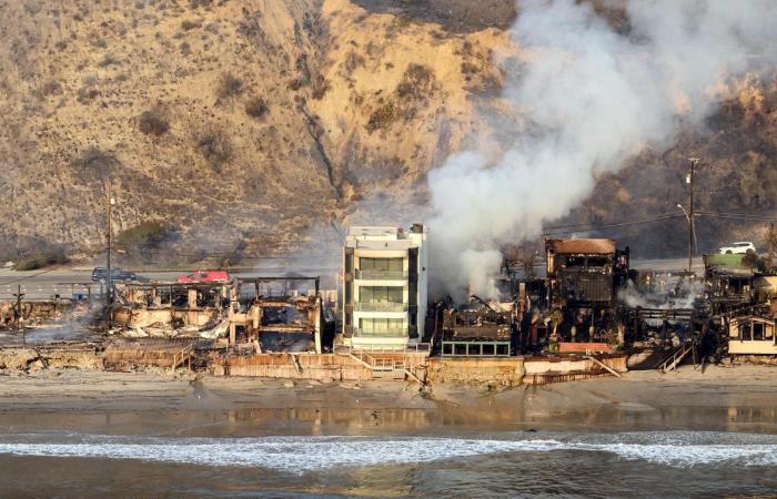 “Es un milagro”: la impactante imagen de una casa que resistió los incendios en Malibú, mientras los vecinos quemaban hasta los cimientos