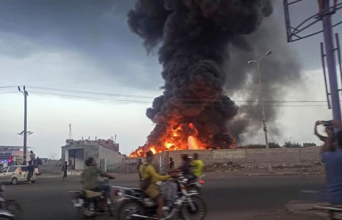 El petrolero atacado por los rebeldes hutíes de Yemen e incendiado en el Mar Rojo está fuera de peligro