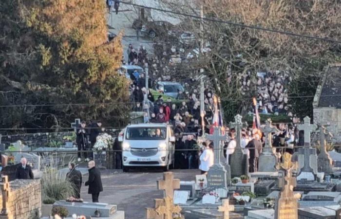 El funeral bajo estrecha vigilancia del “Menhir” se desarrolla pacíficamente.