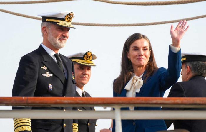 Los Reyes Felipe y Letizia despiden conmovedoramente a la Princesa Leonor, que se embarca durante cinco meses en el mar