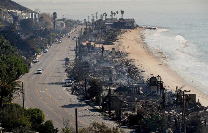 La jefa del Departamento de Bomberos de Los Ángeles, Kristin Crowley, dice que la ciudad falló a los residentes