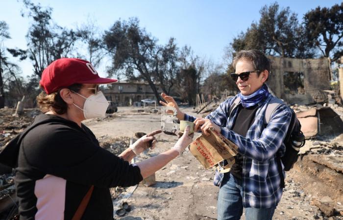 La prensa en California | Destrucción, desorden y ayuda mutua