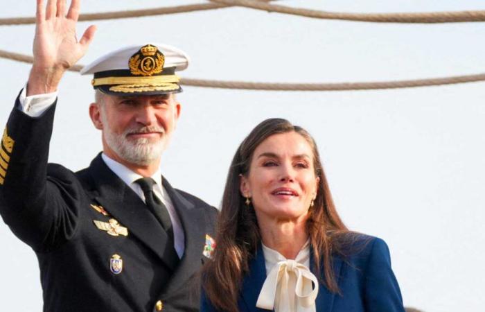 Los Reyes Felipe y Letizia despiden conmovedoramente a la Princesa Leonor, que se embarca durante cinco meses en el mar