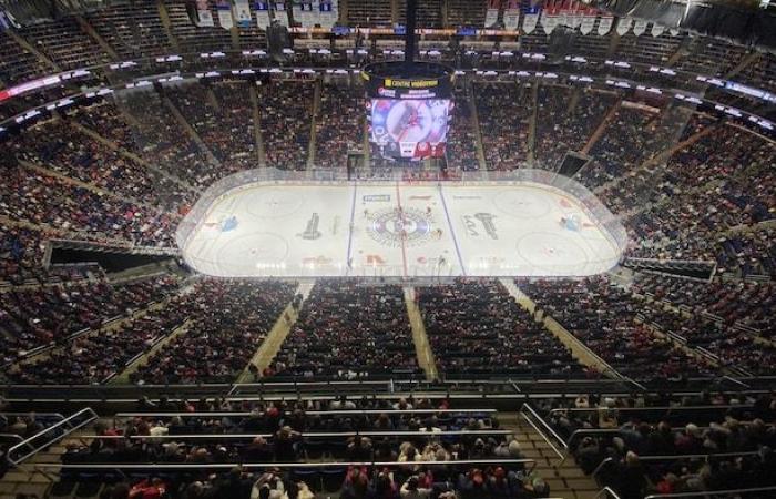 Casa casi llena para el hockey femenino en Quebec