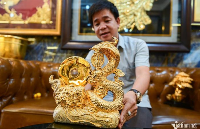 La mascota serpiente bañada en oro cuesta decenas de millones de dong para celebrar el Tet