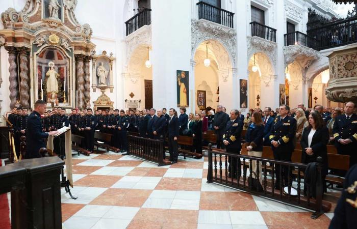 Los Reyes Felipe y Letizia despiden conmovedoramente a la Princesa Leonor, que se embarca durante cinco meses en el mar