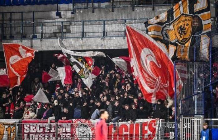 En Auxerre, los seguidores del Lille tararean una melodía en honor del ex líder del Frente Nacional